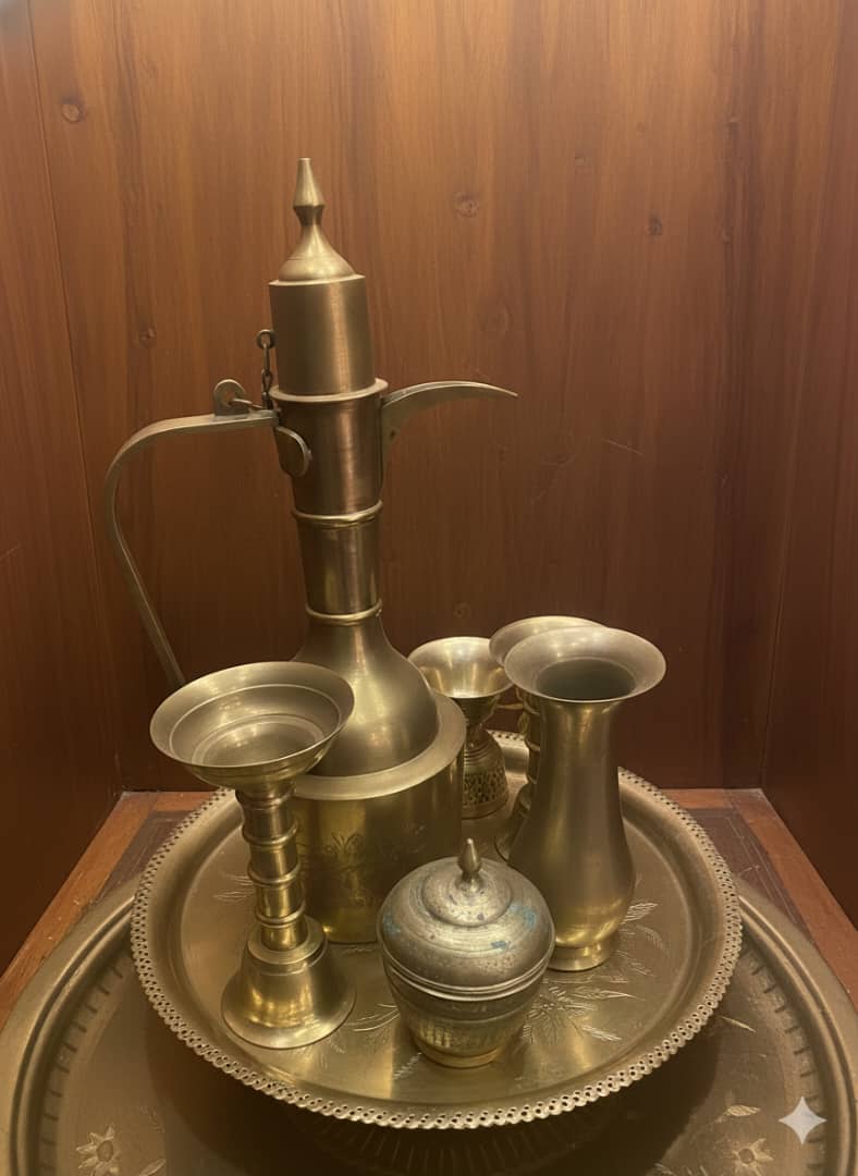 معشرة مع مجموعة من 6 تحف نحاسية